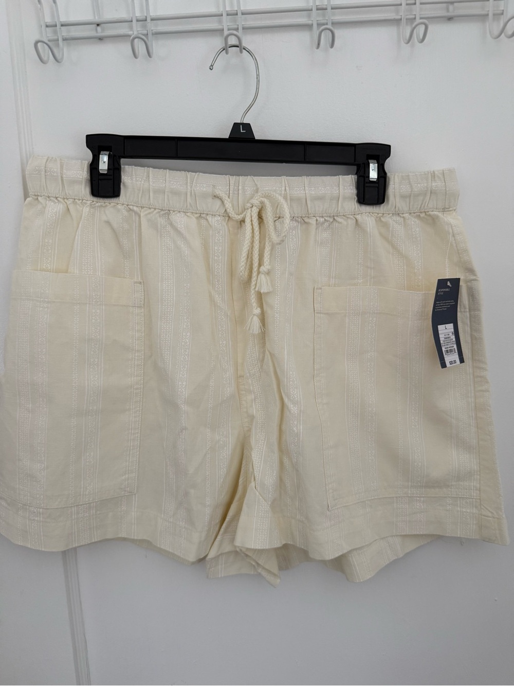 NWT Universal Thread Cream Relaxed Shorts with white lace pattern detail